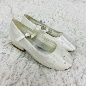 ERIJUNOR White satin Mary Jane Shoes with Floral embroidered Design size 12.5